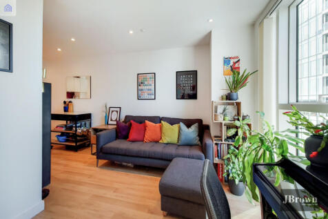 Lovely one bedroom apartment in the highly desired Woodberry Down, N4. The apartment offers far stretching views from both your open plan living room and bedroom with fitted wardrobes. Amenities and t