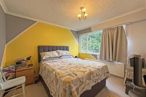 Cockington Walk 14 - Bed 1...jpg