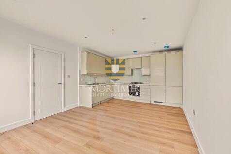 3 Bedroom Flat in KT6 4AA
