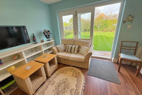 12 Knightscroft A...