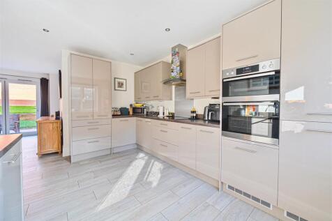 12 Plantation Lane, Towcester (14).jpg