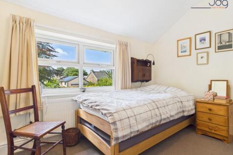 Single Bedroom with built in wardrobes