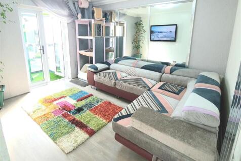 2 Living Room.jpg