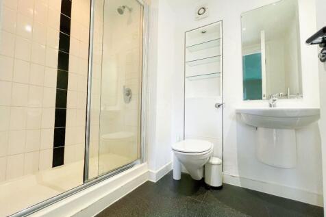 Zuker property well presented this 2 bedroom flat located heart of the City Centre overlooking Victoria Square and is ideally situated for pedestrian access to all areas of the city including Colmore
