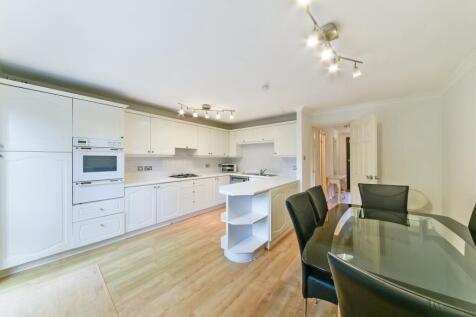 A bright three double bedroom two bathroom end of terrace townhouse overlooking picturesque gardens and water feature. The property benefits from a large kitchen diner, ground floor w.c., wood floorin