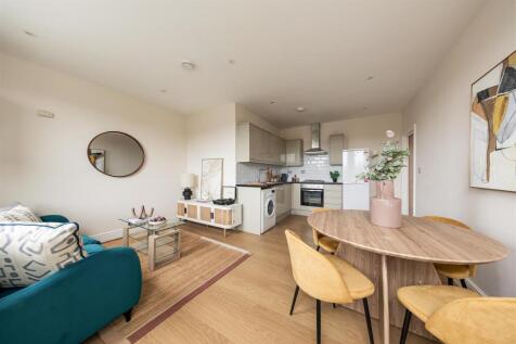Eastwood Close, E18