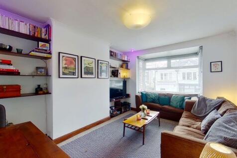 Good size first floor flat with garden, two bedrooms (double and single) with lots of storage space and large light reception, fully fitted kitchen, bathroom with bath and shower. Ideal for a couple.A