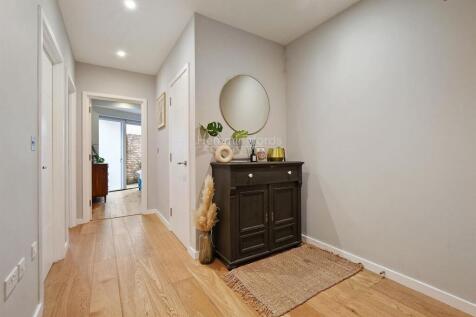 07-6a22GCHMF - Flat 1 103 Copenhagen St - Hall -Or