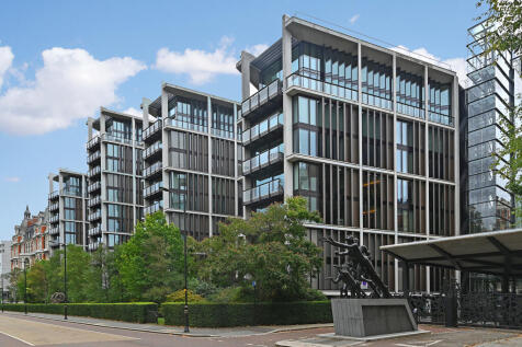 4 bed, 3 bath Apartment in London - Photo 1