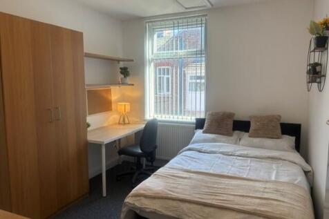 ** 2026/2027 ** £120pppw exc bills ** Seven double bedrooms and TWO SHOWER ROOMS ** Just a few yards from The Armitage ** Full Redecoration for 2026 including new carpets and blinds throughout the hou