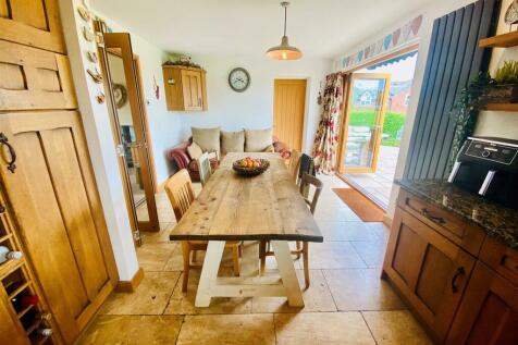 Kitchen/ Dining Room
