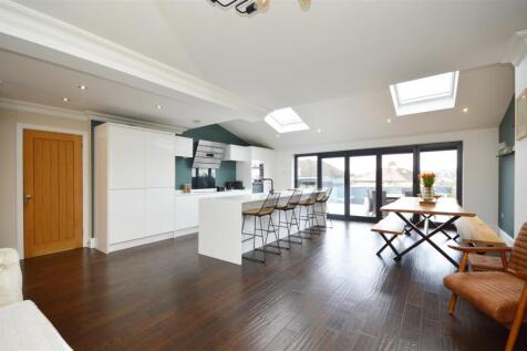 Open Plan Kitchen / Diner / Family Room