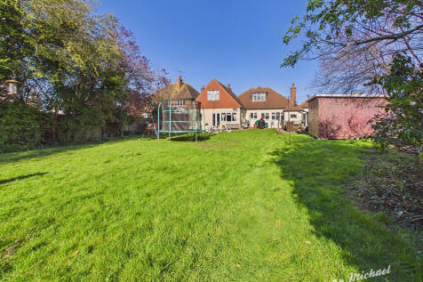 CAM03852G0-PR0613-STILL005