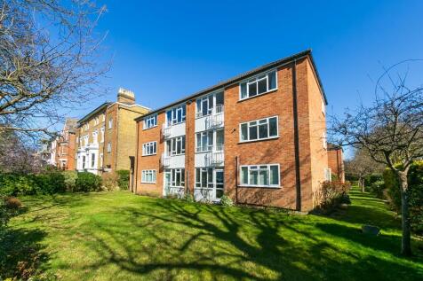 Bright and spacious two bedroomed flat in enviable central location, moments away from Kew Village amenities including Station and opposite the Royal Botanic Gardens.