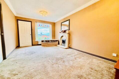 Living Room / Dining Room: