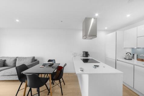 A furnished one-bedroom apartment in Horizons Tower offering stunning Canary Wharf and River Thames views. This modern residence features a residents' gym and 24-hour concierge, perfectly positioned f