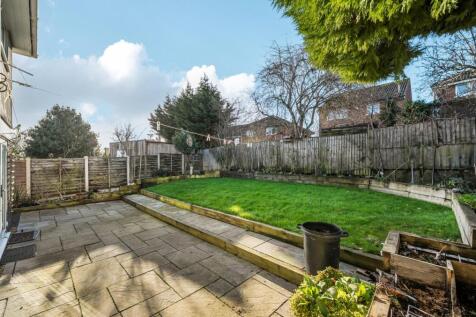 31 Harmans Way, Weedon