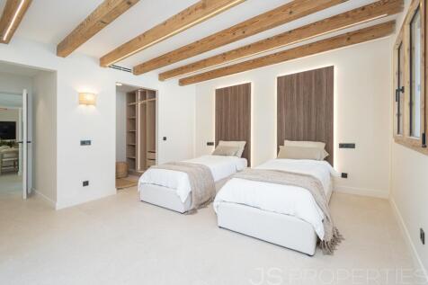 Modern luxury home with pool in a prime location in Puerto Pollensa