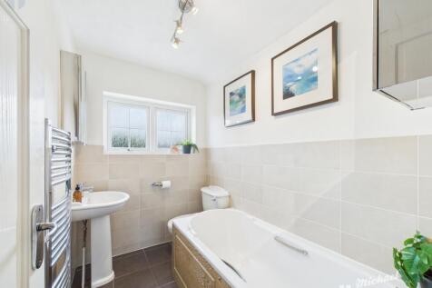 CAM03218G0-PR0565-STILL024