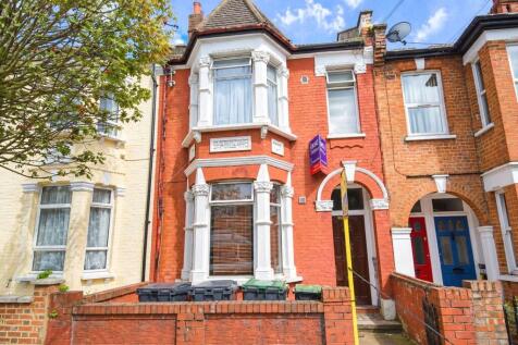 The Property Company is pleased to present this well-located studio apartment in South Tottenham, just minutes from Turnpike Lane Underground Station. The property features a bright open-plan living s
