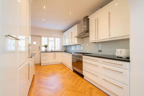 Kitchen & Dining Area