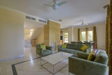 Lounge / Dining Area