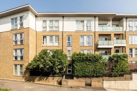 This fantastic one double bedroom, first floor modern flat is situated right in the centre of East Dulwich, opposite Goose Green and close to Lordship Lane. The property offers a modern open plan kitc