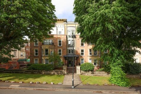 Fabulous 3 bedroom purpose-built apartment situated within a highly regarded apartment block in an attractive leafy setting, close to the Downs, further benefiting from off-road parking and communal g