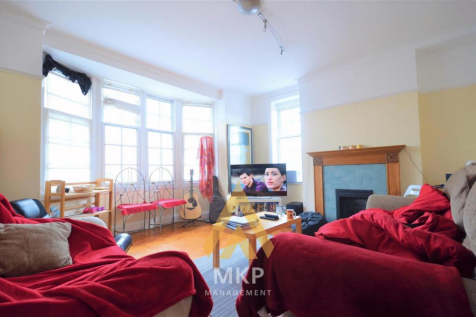 2026/2027 ACADEMIC YEAR Spacious Student Accommodation Suitable for Students and Professionals Prime Edgbaston Location – Walk. Study. Live. Just 1.5 miles from Birmingham City Centre Only 8 minutes t