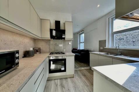 5 Bedroom House in PL4 7DL