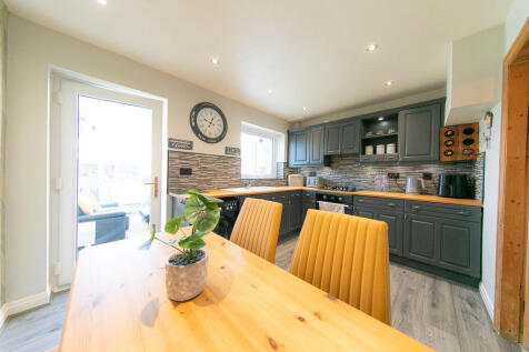 Kitchen & dining room