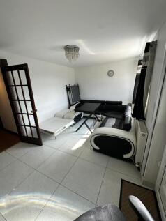 A bright, fully furnished three-bedroom home in a popular LS3 location, ideal for professionals or students. The property features a spacious living and dining area, modern fitted kitchen, and well-pr