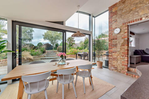 8614390-interior1...