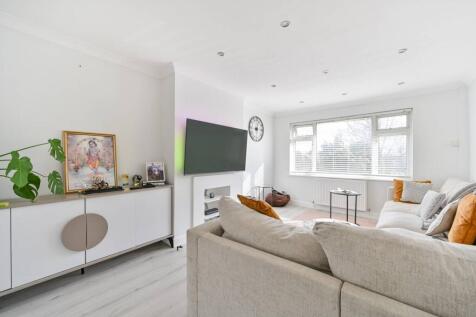 2 bed, 1 bath Maisonette in London - Photo 1