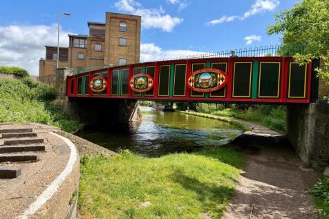 4 kings court canal sign.jpg