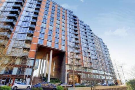 David Mews Recently refurbished studio apartment available in New Providence Wharf. The property has been carefully maintained and refurbished, and is in excellent decorative order. From the entrance,