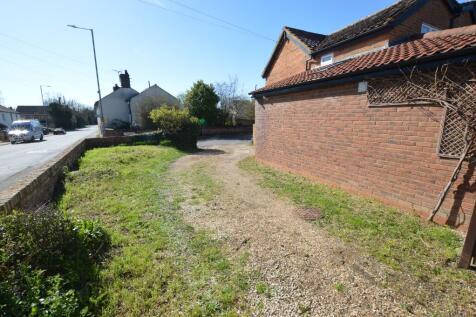 Driveway to Side