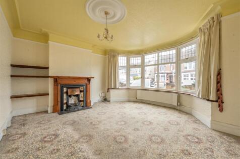 Higham Station Avenue, E4