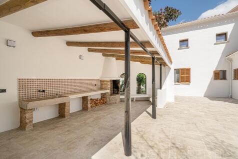 Modern luxury home with pool in a prime location in Puerto Pollensa