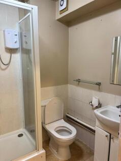 27 St Peters Close - Bathroom.jpg