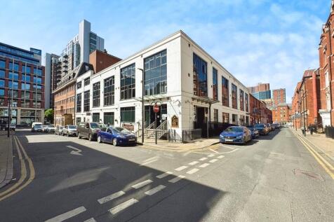 This well-presented furnished apartment features a separate kitchen and offers comfortable, modern living in a highly convenient city-centre location. Situated in the heart of Leeds City Centre on Yor