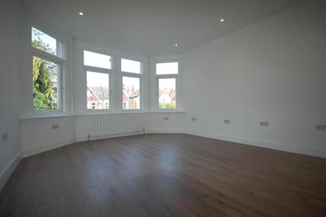 2-bedroom to rent in Palmers Green N13