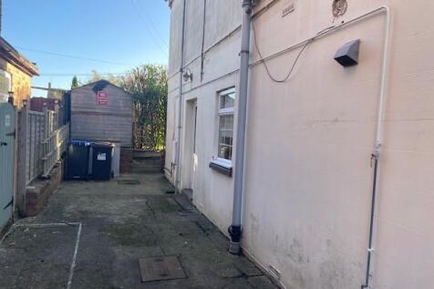 Oaklands gated driveway sole use.jpg