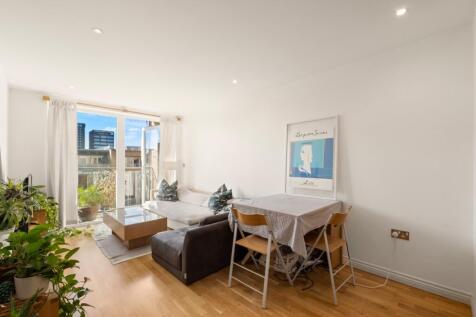 A well presented fourth floor 1 bedroom apartment in this modern development located close to Battersea Park station. Benefiting from a 24 hour concierge & onsite gym.