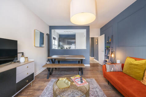 SHORT LET * Charming two bedroom apartment located moments from Liverpool Street and Spitalfields.