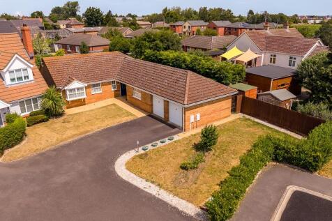 21 Meadow Walk (Cowbit)-2.jpg