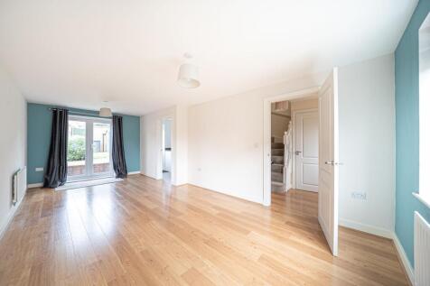 Living Room/Dining Area