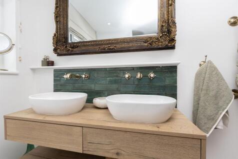 White Swan, 49 High Street