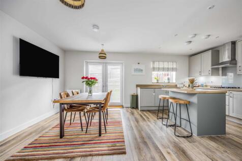 7 Alder Grove, Horndean-Small-PorticoMarketing-Sol