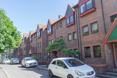 A well-presented studio apartment with a private balcony and its own allocated parking space, ideally situated in Hotwells, just a short walk from both Clifton Village and Bristol Harbourside.